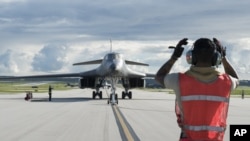 지난 6월 괌의 앤더슨 공군기지에 임무를 마친 B-1B '랜서' 전략폭격기가 착륙하고 있다.