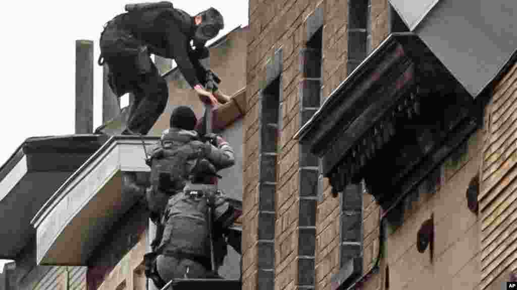 Les forces d'intervention spéciales belges montent sur un toit lors d’une perquisition à Molenbeek, à Bruxelles, 16 novembre 2015. 