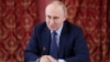 El presidente ruso Vladimir Putin asiste a una reunión con profesionales de la cultura de la región de Tver en el complejo del museo del hotel Pozharsky en la ciudad de Torzhok en la región de Tver, Rusia, el 27 de marzo de 2024. Sputnik/Mikhail Metzel/Pool vía REUTERS