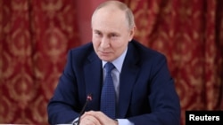 El presidente ruso Vladimir Putin asiste a una reunión con profesionales de la cultura de la región de Tver en el complejo del museo del hotel Pozharsky en la ciudad de Torzhok en la región de Tver, Rusia, el 27 de marzo de 2024. Sputnik/Mikhail Metzel/Pool vía REUTERS