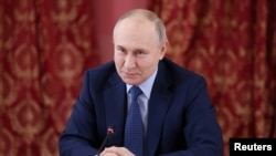 Presiden Rusia Vladimir Putin menghadiri pertemuan dengan para profesional budaya dari wilayah Tver di kompleks museum Hotel Pozharsky di kota Torzhok di Wilayah Tver, Rusia 27 Maret 2024. (Foto: via Reuters)