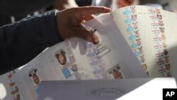 Con un 52 % del padrón electoral y la puesta en marcha del voto masivo de salvadoreños en el exterior, sin vigilancia, el presidente Bukele logró su reelección el 4 de febrero de 2024, cuestionada por la prohibición constitucional, señalan anomalías en escrutinio para Asamblea. 