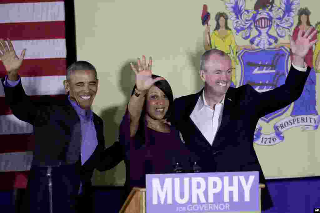 L'ancien président Barack Obama, à gauche, s’affiche avec la candidate démocrate Sheila Oliver, gouverneur du New Jersey, et le candidat au poste de gouverneur, Phil Murphy, à Newark, NJ, 19 octobre 2017.