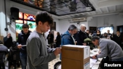 Joven emite su primer voto en las elecciones primarias presidenciales, en Buenos Aires, Argentina, el 13 de agosto de 2023.