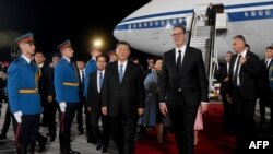 Fotografía publicada por la presidencia de Serbia el 7 de mayo de 2024 muestra al presidente serbio Aleksandar Vucic (centro derecha) y al presidente chino Xi Jinping (centro derecha) durante una ceremonia de bienvenida en el aeropuerto de Belgrado.