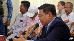 លោក U Myint Thu ថ្លែង​នៅ​ក្នុង​កិច្ចប្រជុំ​មួយ​ជាមួយ​នឹង​អ្នក​តំណាង​រ៉ូហ៊ីងយ៉ា​កាន់​សាសនា​ឥស្លាម នៅ​ក្នុង​ក្រុង Cox's Bazar ប្រទេស​បង់ក្លាដែស កាលពី​ថ្ងៃទី២៨ ខែកក្កដា ឆ្នាំ២០១៩។