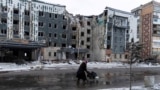 Местная жительница на улице Покровска. Донецкая область. Декабрь 2024 года. REUTERS/Inna Varenytsia/