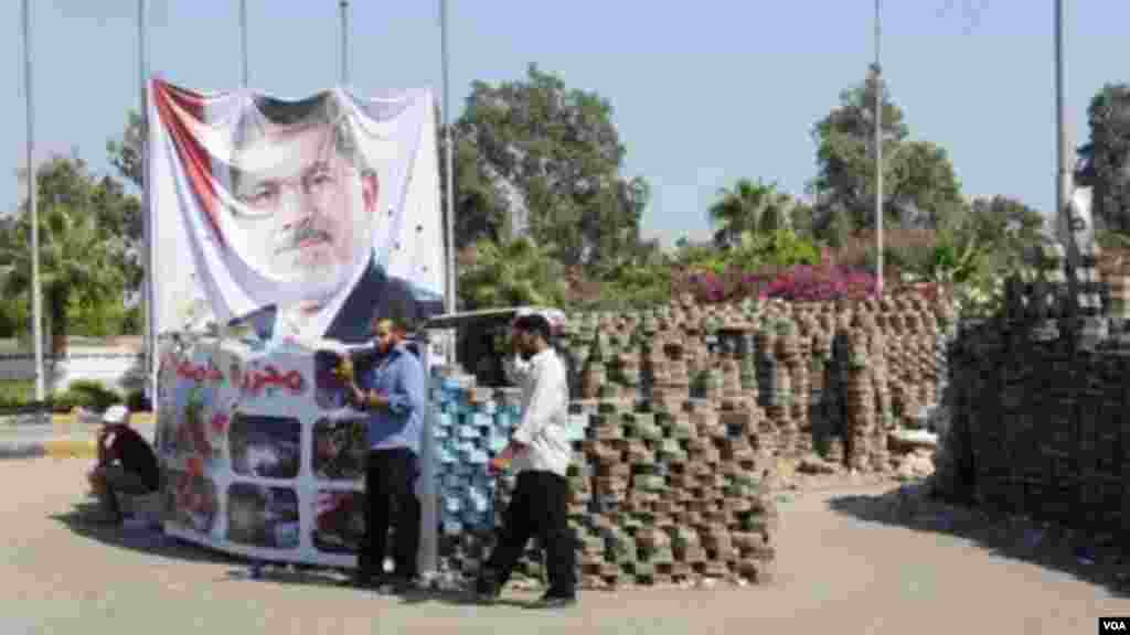 Kamp pro-Morsi di sebelah timur Kairo menyusul ancaman pengepungan oleh pemerintah (12/8). (VOA/E. Arrott)