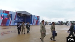 巴基斯坦三軍參謀長（前排左一）與其他俄軍軍官在去年夏季的莫斯科武器展上。（美國之音白樺攝）