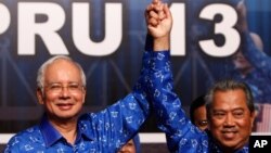 Malaysian Prime Minister Najib Razak, left, and his deputy Muhyiddin Yassin celebrate after winning the national generations in Kuala Lumpur, Malaysia, early May 6, 2013.