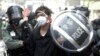 Policajci hapse demonstranta u blizini Politehničkog univerziteta u Hong Kongu, u ponedeljak, 18. novembra 2019.
