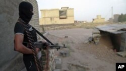 Un milicien monte la garde à Fallouja, en Irak.