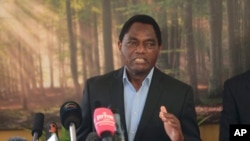 Rais mteule wa Zambia Hakainde Hichilema akizungumza na waandishi wa habari.