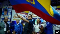 El candidato presidencial Fernando Villavicencio ondea una bandera nacional de Ecuador durante un evento de campaña en una escuela minutos antes de ser asesinado a disparos, el 9 de agosto de 2023, en Quito. (API vía AP Archivo)