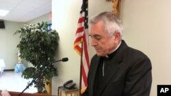 El reverendo Ronald Gainer, obispo católico de la diócesis de Harrisburg, Pennsylvania, analiza el abuso sexual infantil por parte del clero y una decisión de la diócesis de eliminar nombres de obispos que datan de la década de 1940 después de concluir que no respondieron adecuadamente a las acusaciones de abuso, durante una conferencia de prensa el miércoles, 1 de agosto de 2018, en Harrisburg, Pa.