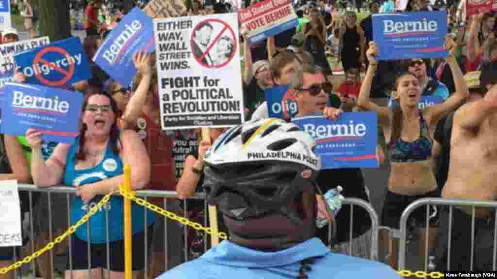 An yi fito na fito tsakanin ‘yan sanda da magoyan bayan Benie Sanders a kofar zauren babban taron jama’iyyar Democrat a Philadelphia. 
