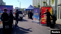 Sud binosi politsiyachilar bilan o’ralgan va jarayonda jurnalistlar yoki G’arb diplomatlari ishtirok etishiga ijozat berilmagan.