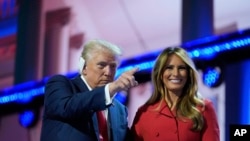 Republikanski predsednički kandidat Donald Tramp i bivša prva dama Melanija Tramp poslednjeg dana republikanske konvencije u Milvokiju 18. jula 2024. (Foto: AP/Paul Sancya)