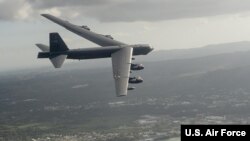 미 공군 B-52H 전략폭격기가 괌 해안 상공을 비행하고 있다. (자료사진)