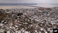 Una vista de Durán, Ecuador, y el puente que lo une con Guayaquil, el viernes 13 de octubre de 2023.