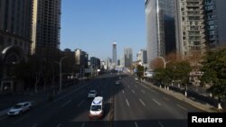 Una ambulancia se desplaza por una de las principales avenidas en Wuhan, epicentro del brote de coronavirus, en la provincia de Hubei, China, el jueves, 20 de febrero de 2020. 