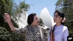Burma pro-democracy leader Aung San Suu Kyi, right, poses with New South Wales state governor Marie Bashir at Government House in Sydney, Wednesday, Nov. 27, 2013.