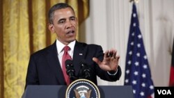 Popularitas Presiden Barack Obama di mata warga AS juga menurun lima persen dibandingkan bulan lalu.