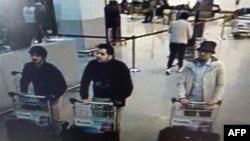 Foto dari rekaman CCTV bandara Zaventem menunjukkan tiga orang tersangka pelaku serangan teror di Brussels, Selasa (22/3).