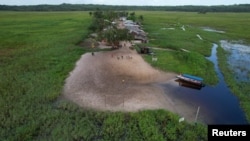 Una imagen tomada desde un dron muestra la aldea Uaha en la tierra indígena Jumina, cerca de la desembocadura del Amazonas en Oiapoque, Estado de Amapá, Brasil, 21 de marzo de 2024. 