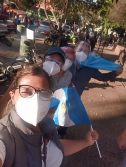 La manifestantes Rocío Molina, expresó su desacuerdo con las acciones de las autoridades. Foto de Eugenia Sagastume, VOA.