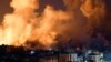 Llamas y humo se elevan durante los ataques israelíes en Gaza, el 9 de octubre de 2023, dos días después de que el grupo Hamás atacara principalmente al sur de Israel.