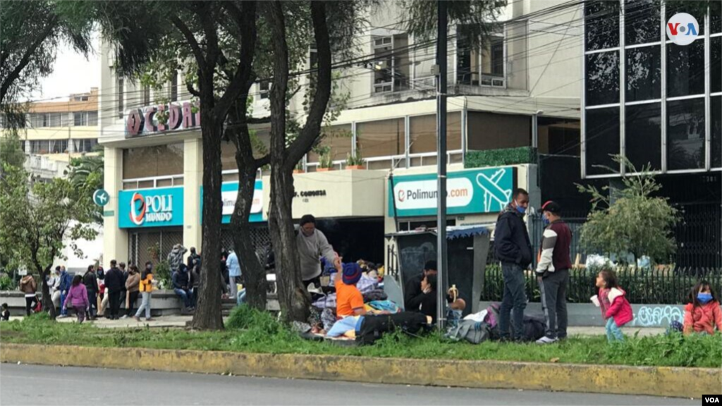 En medio de la pandemia del coronavirus, venezolanos entre ellos niños y adultos mayores, han dormido a la intemperie recibiendo la ayuda de voluntarios que se han acercado para ofrecer algunos insumos.