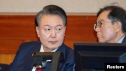 遭彈劾的南韓總統尹錫悅親自出席首場庭前會議。 (路透：2025年2月20日)