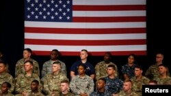 Les militaires de l'armée américain écoute le discours de Donald Trump à Fort Myer, Virginie,le 21 août 2017. 