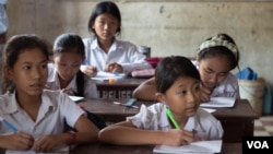 រូបឯកសារ៖ សិស្ស​ស្រី​កំពុង​សិក្សា​នៅ​ក្នុង​សាលា​បឋម​សិក្សា​កេសរារាម​ ក្រុង​សៀមរាប កាល​ពី​​ព្រឹក​ថ្ងៃសុក្រ ​ទី​២០​ ខែ​មីនា​ ឆ្នាំ​២០១៥។ (នូវ​ ពៅលក្ខិណា​/VOA)