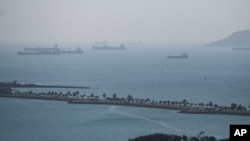 Buques de carga esperan en la Bahía de Panamá para transitar por el Canal de Panamá, en la Ciudad de Panamá, el miércoles 17 de enero de 2024.