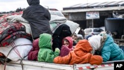 Warga meninggalkan wilayah Idlib, Suriah menuju ke perbatasan Turki untuk menghindari kekerasan. 