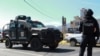 ARCHIVO - La policía estatal mantiene un control de seguridad en la entrada de Chilpancingo, México, el 15 de febrero de 2024.