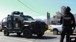 La policía estatal en un puesto de control de seguridad en la entrada de Chilpancingo, México, el 15 de febrero de 2024. Cuatro obispos católicos se reunieron con jefes de los cárteles de la droga mexicanos en un intento por negociar un posible acuerdo de paz.