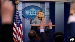 La portavoz de la Casa Blanca, Kayleigh McEnany, se dirige a los periodistas durante la rueda de prensa celebrada este viernes.