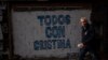 Un peatón pasa frente al mensaje en español: "Todos con Cristina", refiriéndose a la vicepresidenta Cristina Fernández en Buenos Aires, Argentina, el lunes 22 de agosto de 2022. Foto AP.