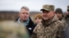Міністр Збройних сил Великої Британії Люк Поллард (ліворуч) і посол України в Лондоні Валерій Залужний під час відвідання українських військових на навчальному полігоні в центральній Англії 19 листопада 2024 р.
