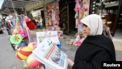 지난 3월 가자지구 남부에서 한 팔레스타인 여성이 신문을 읽고 있다. (자료사진)