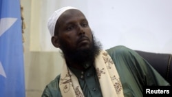 Mantan Pemimpin al-Shabab, Mukhtar Robow atau Abu Mansur memberikan konferensi pers di Mogadishu, Somalia, Selasa (15/8). 