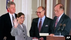 AQSh Oliy Sudi a'zolarining uch nafari ayollardir. Eng keksasi Rut Beyder Ginsburg 1993-yilda o’sha davrdagi prezident Bill Klinton tomonidan munosib ko’rilgan. 
