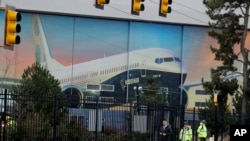 Para pekerja keluar dari pabrik Boeing di Renton, Washington, yang menjadi tempat pembuatan pesawat 737 MAX, 17 Desember 2019. 