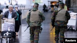 Des soldats patrouillent à l'aéroport de Bruxelles, le 21 novembre 2015. (REUTERS/Francois Lenoir)