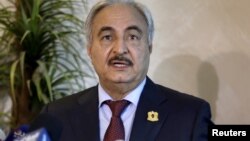 Le maréchal libyen Khalifa Haftar, chef des forces armées des autorités parallèles basées dans l'est du pays, lors d’une conférence de presse à Amman, Jordanie, 24 août 2015.