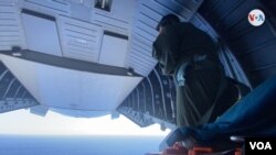 Por aire y mar, Guardia Costera sobrevuela estrecho de la Florida. [Foto: Celia Mendoza, VOA]