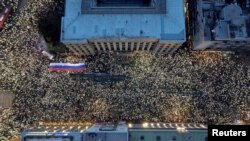 Protest građana i studenata u blokadi pred zgradom Ustavnog suda u Beogradu (Reuters/Đorđe Kojadinović)